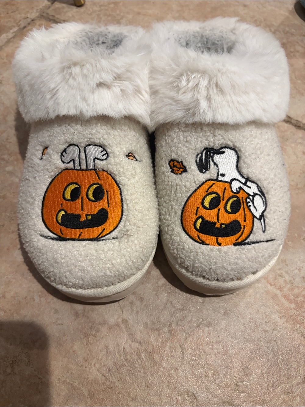 american eagle snoopy halloween pumpkin slip
on fuzzy slippers womens sz 9